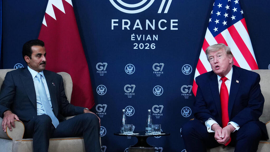 Evian, France. US President Donald Trump meets with Qatar’s Emir Sheikh Tamim bin Hamad Al Thani (Photo: AP/ Julia Demaree Nikhinson) אוויאן צרפת נשיא ארה"ב דונלד טראמפ פגישה עם אמיר קטאר תמים בן חמד אאל תאני