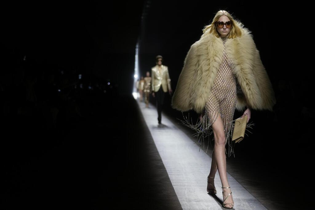 A pioneer of the trend: Tom Ford’s fall-winter 2024-25 show (Photo: AP Photo/Luca Bruno) תצוגת סתיו-חורף 2024-25 של טום פורד