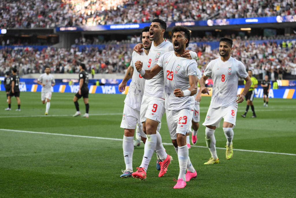 ‘Thank you for your hospitality’. Iran players celebrate a goal against New Zealand (Photo: Patrick T. Fallon / AFP) איראן רמין רזייאן ניו זילנד