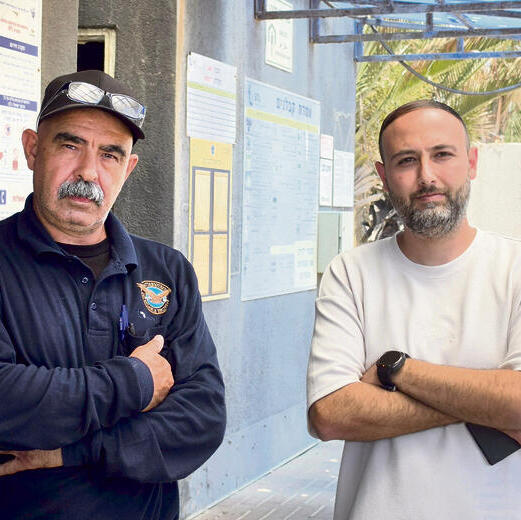 סעיד וסייף  בשער המפעל. "רוצים את המדינה איתנו"