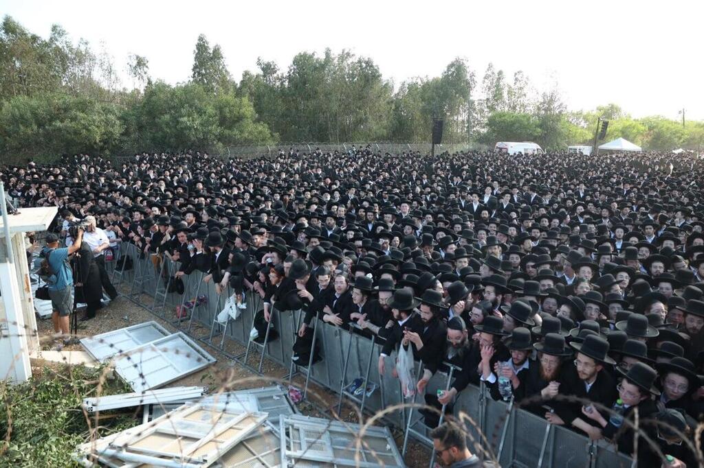 Thousands of Haredi demonstrators gathered outside Prison 10 in protest of arrests of fraft dodgers הפגנת חרדים ליד כלא 10
