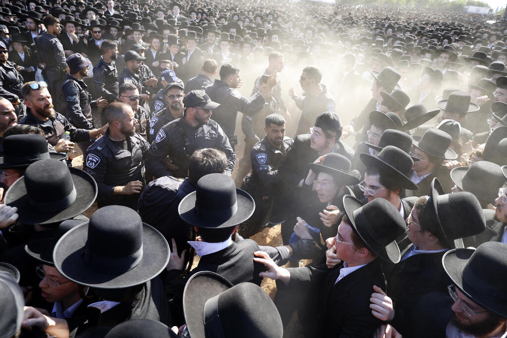 Haredi protesters clash with law enforcement outside Prison 10 (Photo: Amir Levy/Getty Images) הפגנת חרדים ליד כלא 10