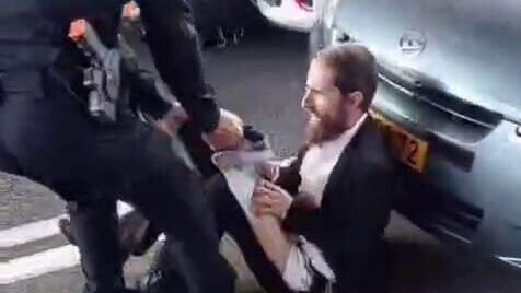 קורע למפגין את מכנסיו