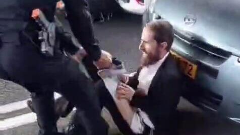 הושעה השוטר שבעט בראש מפגין חרדי
