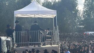 אלפים רבים של חרדים מפגינים, העיר בשרון נצורה