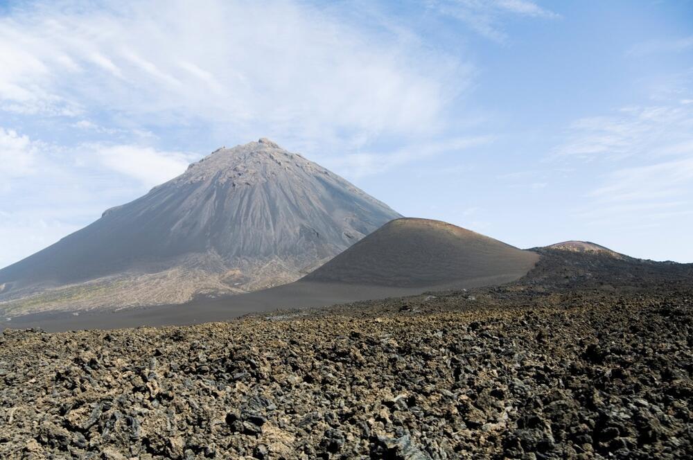 Pico do Fogo volcano in the background on Fogo Island, Cape Verde (Photo: Robert Harding Video / shutterstock) הר הגעש פיקו דו פוגו ברקע, באי פוגו ("אש") שבכף ורדה, אפריקה