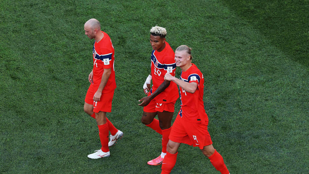 Erling Haaland celebrates (Photo: Buda Mendes / GETTY IMAGES NORTH AMERICA / AFP) ארלינג הולאנד חוגג עם שחקני נורווגיה
