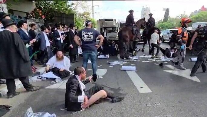 בניגוד לשר: המפכ"ל גיבה את השוטרים שפינו חרדים