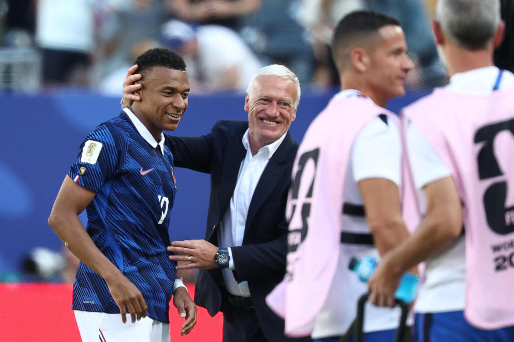 Kylian Mbappe and Didier Deschamps (Photo: FRANCK FIFE / AFP) אמבאפה ודידייה דשאן