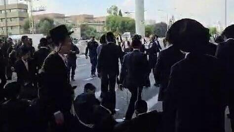 בשעת השיא: חרדים קיצונים חוסמים את כביש 4