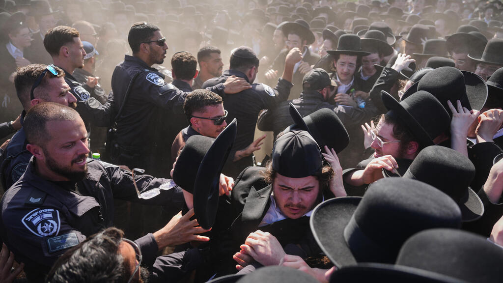 Столкновение полиции с демонстрантами в Бейт-Лиде (Фото: AP Photo/Ariel Schalit) הפגנת חרדים ליד כלא 10