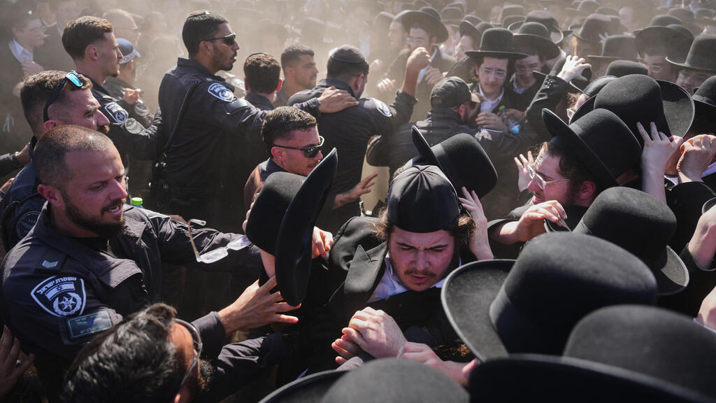 Haredim protest outside of prison 10 after the arrest of draft dodging yeshiva students (Photo: Ariel Schalit/AP) הפגנת חרדים ליד כלא 10