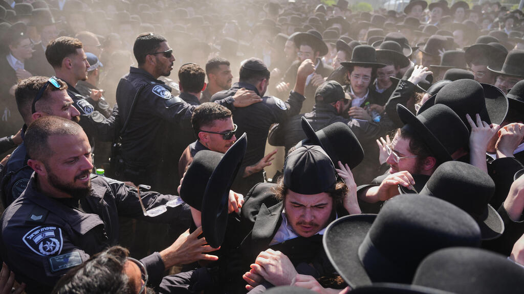 Haredi protest near Prison 10 (Photo: AP Photo/Ariel Schalit) הפגנת חרדים ליד כלא 10