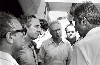 רבין ושר הביטחון פרס עם החזרה מאנטבה