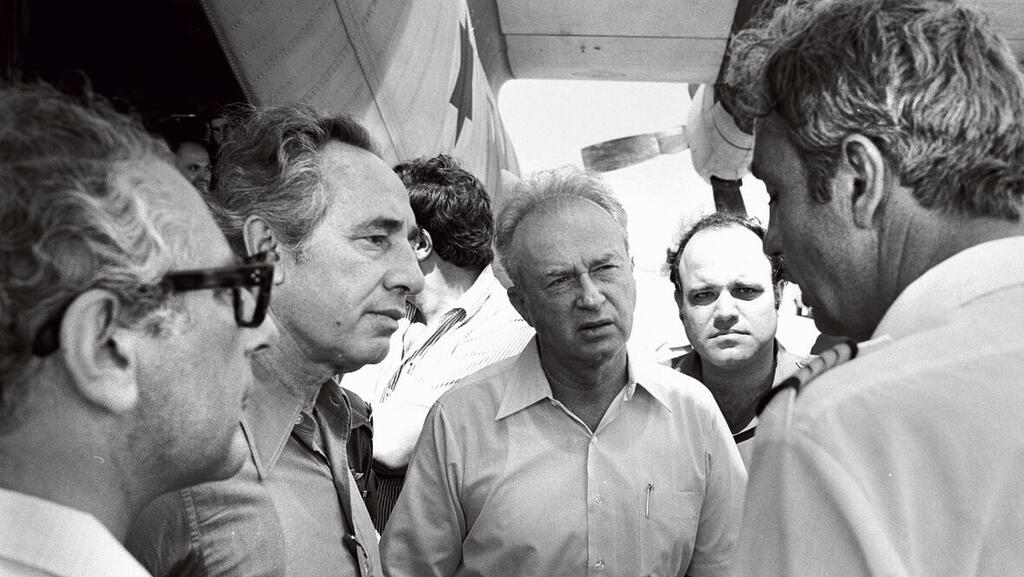 Rabin and Defense Minister Shimon Peres after the return from Entebbe (Photo: Courtesy of IDF Archive ) רבין ושר הביטחון פרס עם החזרה מאנטבה