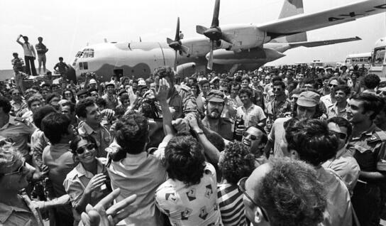 The hostages disembark from the plane (Photo: David Rubinger) החטופים יורדים מהמטוס