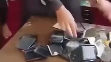 אפגניסטן טליבאן איסור סמרטפונים סמארטפונים טלפונים חכמים שוברים