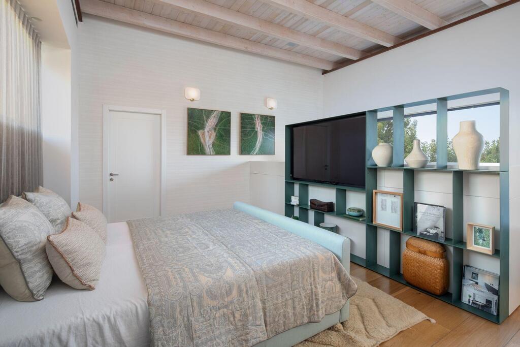 The master bedroom (Photo: Ori Ackerman) וילה בשפלה, עיצוב: איתמר לוי