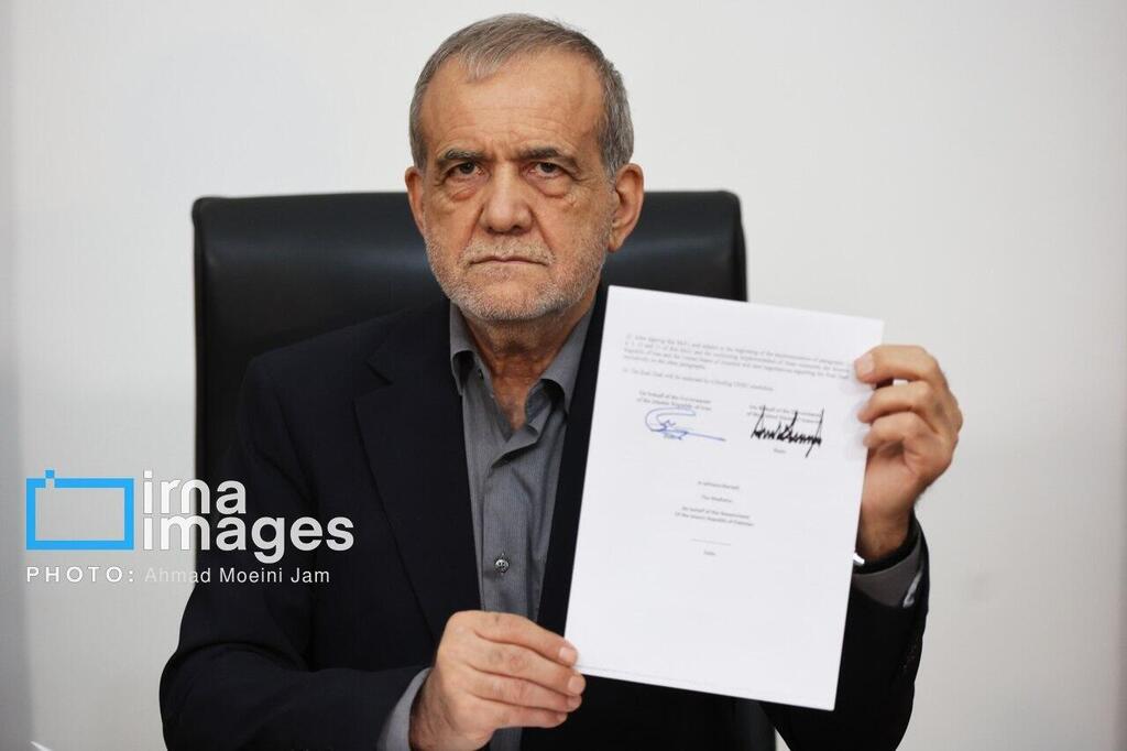 Digitally signed, no need to meet: Iran’s president with the memorandum of understanding פזשכיאן עם המזכר החתום