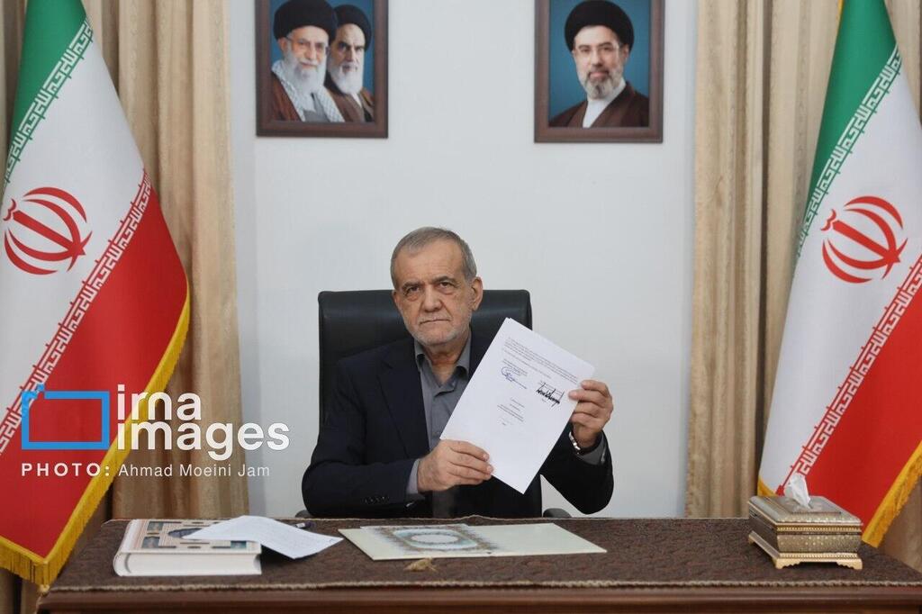 Iranian President Masoud Pezeshkian signs the memorandum of understading with the US פזשכיאן עם המזכר החתום