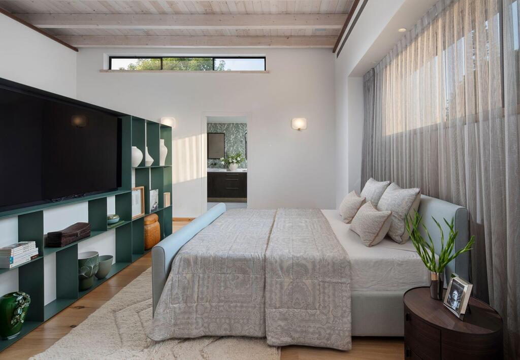 Unconventional window placement and layered textiles create depth (Photo: Ori Ackerman) וילה בשפלה, עיצוב: איתמר לוי