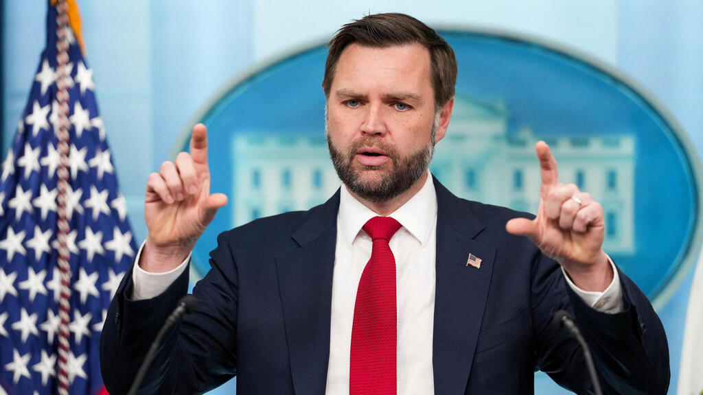 Vice President JD Vance talks to reporters at the White House (Photo: Eric Lee/Reuters) סגן נשיא ארה"ב ג'יי די ואנס