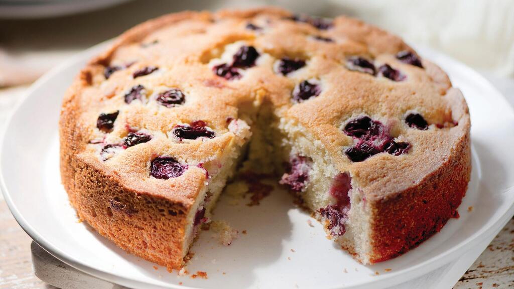 Cherry and marzipan cake (Photo: Oded Marom, styling: Amit Farber) עוגת דובדבנים ומרציפן