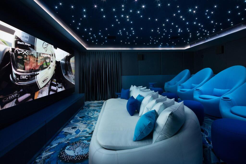 The cinema room: windowless, with excellent acoustics and, of course, a design in shades of blue (Photo: Ori Ackerman) וילה בשפלה, עיצוב: איתמר לוי
