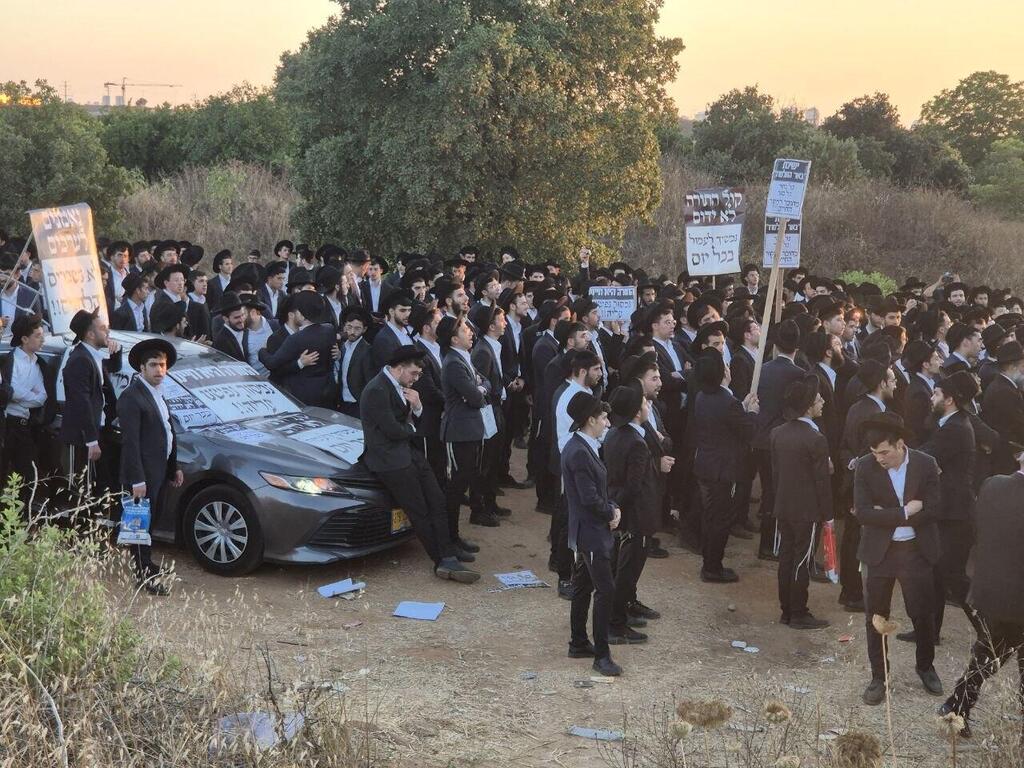 Ultra-Orthodox crowd gathers outside a military prison to protest the arrest of yeshiva students (Photo: Mickey Schmidt) הפגנת חרדים ליד כלא 10