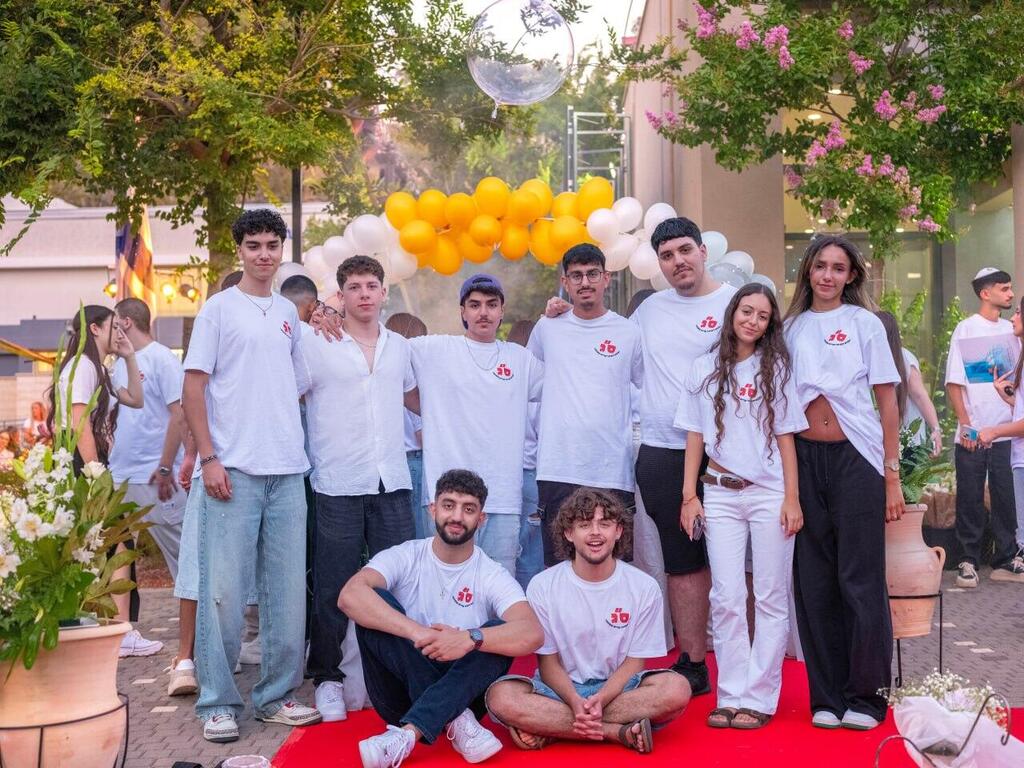The 'seniors' — 12th graders — at ORT Danziger High School celebrated the end of high school just a few kilometers from the Lebanon border (Photo: Yuval Chen) חגיגות הסיום של השמיניסטים בתיכון דנציגר קריית שמונה