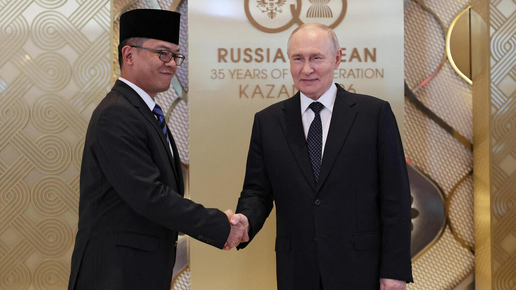  President Vladimir Putin at a conference with leaders of Southeast Asian countries. Another embarrassment during international gathering 