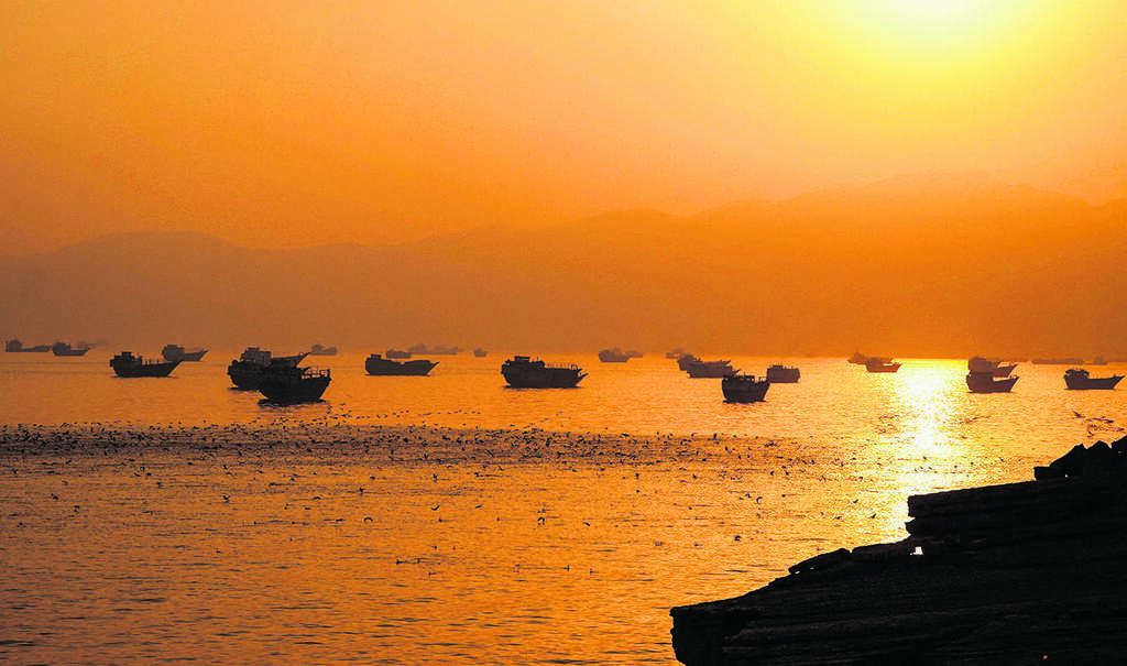 Threats to freedom of navigation in the Gulf and Houthi attacks in the Red Sea raised concerns about disruptions to global energy supplies (Photo: Stringer/Reuters) כלי שיט במצר הורמוז