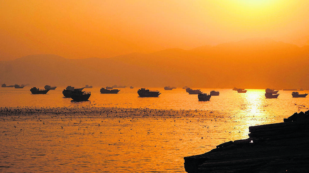 A vessel in the Strait of Hormuz (Photo: Stringer/Reuters) כלי שיט במצר הורמוז
