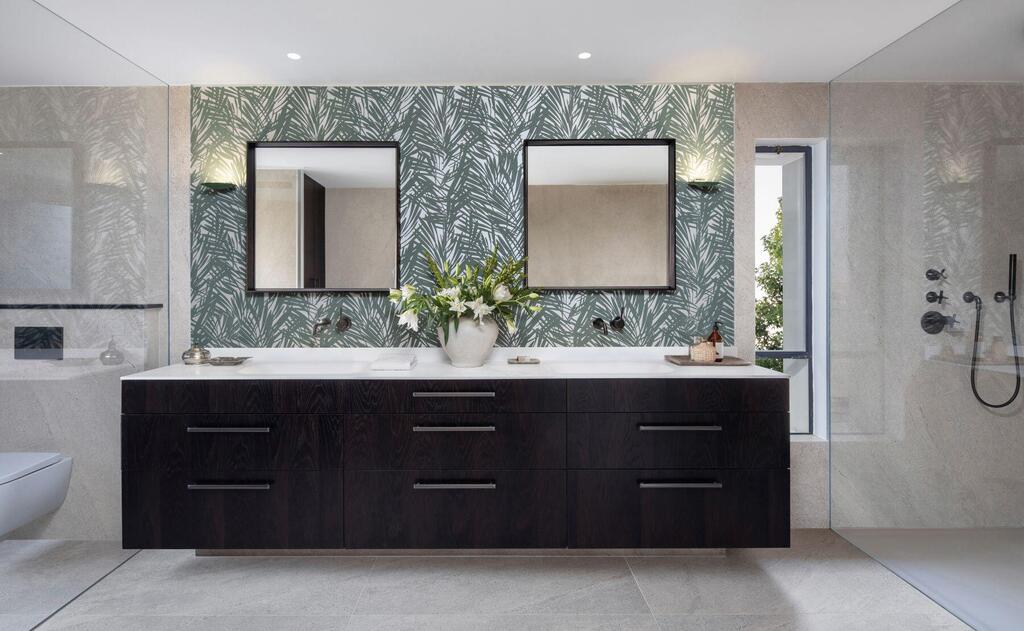 A tropical take on green in the parents’ bathroom (Photo: Ori Ackerman) וילה בשפלה, עיצוב: איתמר לוי