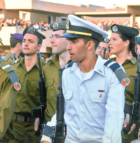 During his military service. Assigned to the IDF’s special advancement track, he went on to become an outstanding officer recognized by the chief of staff (Photo: Courtesy) בשירות הצבאי. יועד למקא"מ וסיים כקצין מצטיין רמטכ"ל