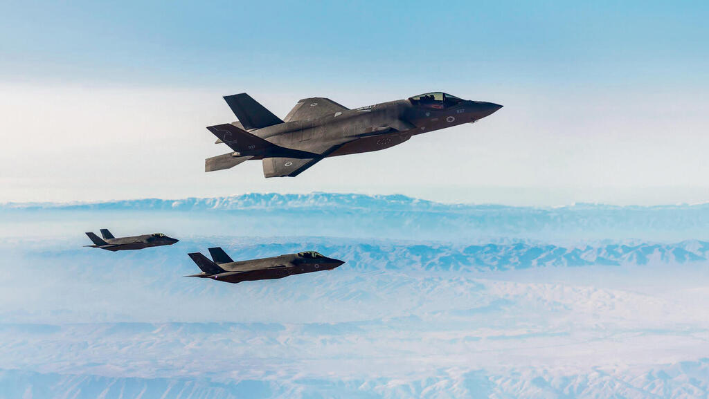 Air Force F-35 jets; historic military cooperation on one hand, a psychological victory for the ayatollahs on the other מטוסי F35 של חיל האוויר. מחד שיתוף פעולה צבאי היסטורי, מאידך ניצחון תודעתי לאייתוללות