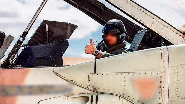 An Israeli pilot before takeoff for Iran; control of the skies as a strategic deterrent asset טייס ישראלי לפני המראה לאיראן. השליטה בשמיים כערך אסטרטגי־הרתעתי