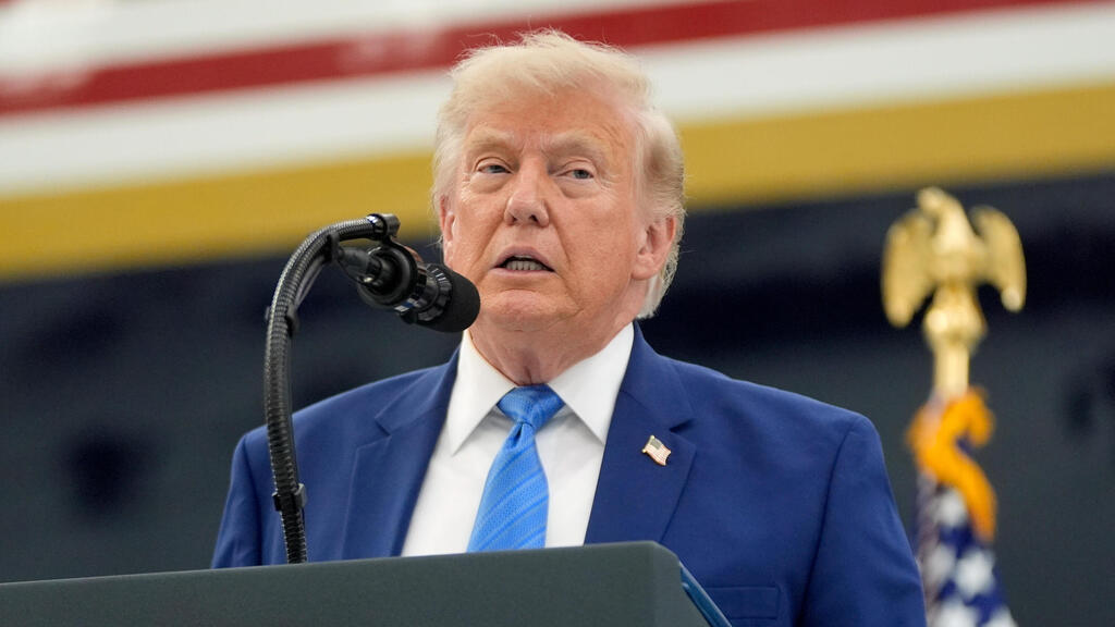US President Donald Trump (Photo: AP Photo/Manuel Balce Ceneta) טראמפ נושא דברים לצד ה"אייר פורס 1" החדש
