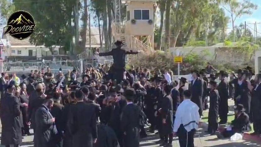 Calls to attend the demonstration; protest opposite Prison 10 (Photo: Herring Group) במהלך הפגנת חרדים ליד כלא 10 עריק שנכלא שוחרר והמפגינים חגגו