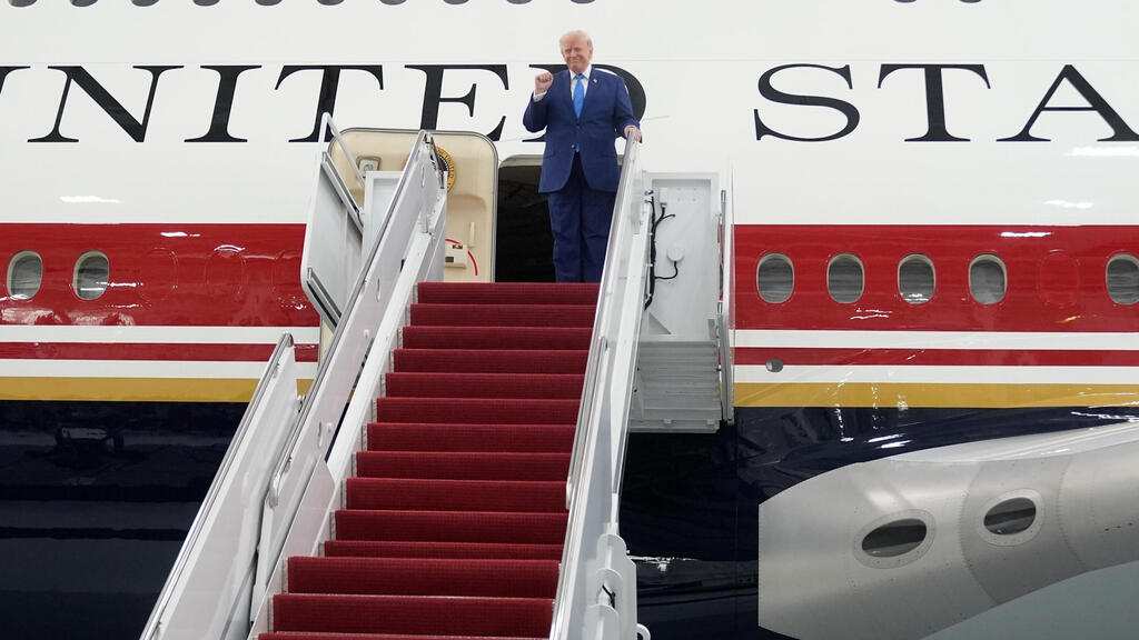 Трамп сходит с Трапа нового самолета от Катара (Фото: AP Photo/Manuel Balce Ceneta) טראמפ יוצא ממטוס ה"אייר פורס 1" החדש