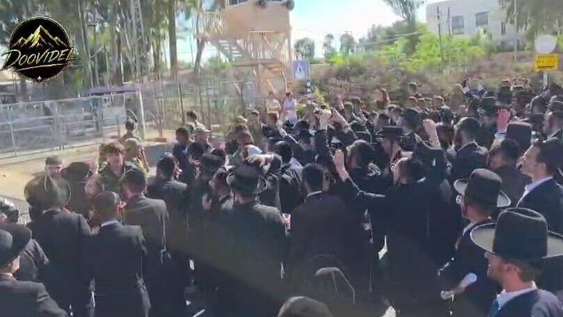 Haredim protest outside of Prison 10, where ultra-Orthodox draft evaders are held (Photo: Herring Group) במהלך הפגנת חרדים ליד כלא 10 עריק שנכלא שוחרר והמפגינים חגגו