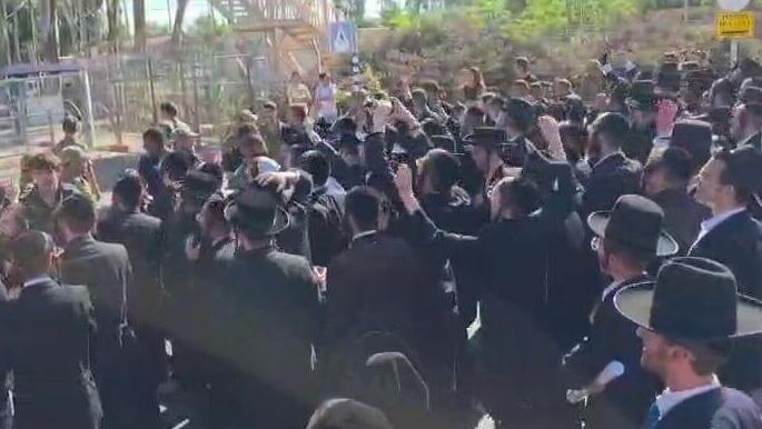 במהלך הפגנת חרדים ליד כלא 10 עריק שנכלא שוחרר והמפגינים חגגו 