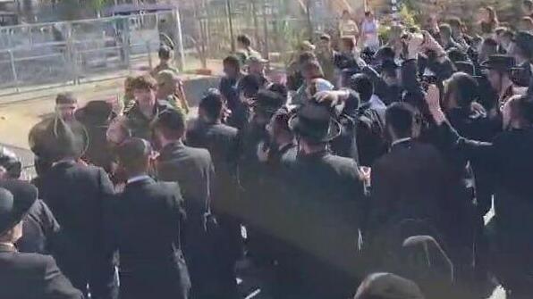 Haredim protest outside of PRison 10, where ultra-Orthodox draft evaders are held (Photo: ZAKA Herring Group) במהלך הפגנת חרדים ליד כלא 10 עריק שנכלא שוחרר והמפגינים חגגו