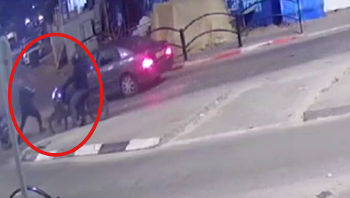 רוכבי האופנוע התקרבו לרכב הזוג - ורצחו מטווח קצר