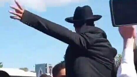 במהלך הפגנת חרדים ליד כלא 10 עריק שנכלא שוחרר והמפגינים חגגו 