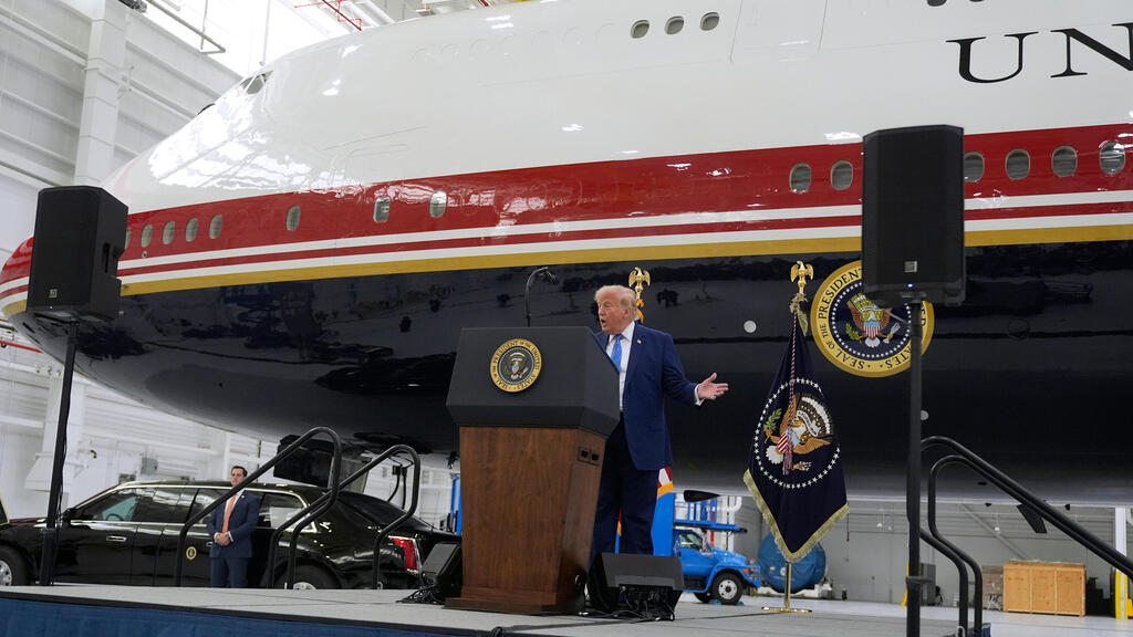 Трамп на фоне самолета (Фото: AP Photo/Manuel Balce Ceneta) טראמפ נושא דברים לצד ה"אייר פורס 1" החדש