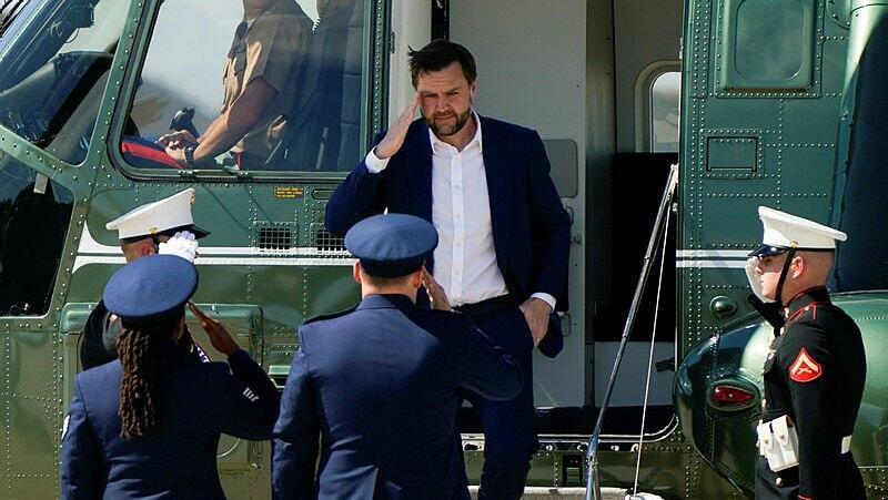 JD Vance arrives at the Maryland airport en route to negotiation talks in Switzerland (Photo: REUTERS/Elizabeth Frantz/Pool) ואנס מגיע לשדה התעופה במרילנד בדרך לשיחות המו"מ בשווייץ