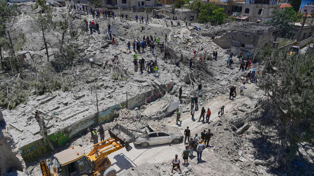 Destruction in the village of Qennarit in the Sidon district (Photo: AP Photo/Mohammed Zaatari) כפר קנארית בנפת צידון