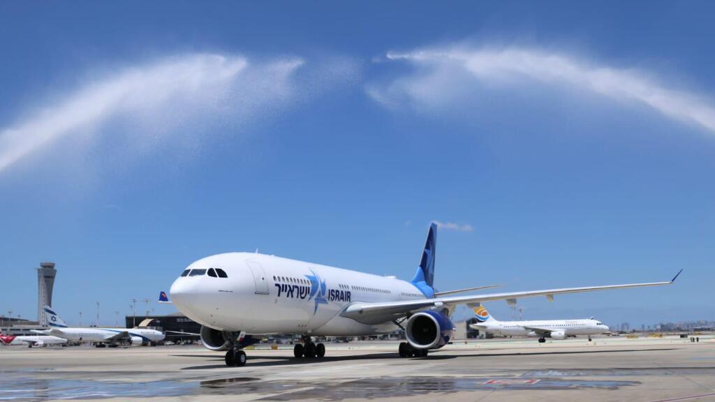 Israir plane welcomed with water salute at Ben Gurion Airport (Photo: Sivan Farag) מטוס ישראייר מתקבל בטקס הסלנה בנתב"ג