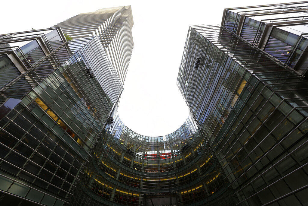 Bloomberg office in New York (Photo: Kathy Willens / AP) משרדי בלומברג בניו יורק